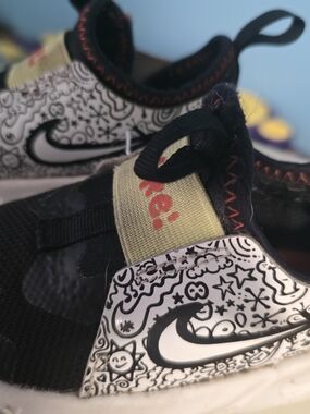 Nike Kids Black, White & Pale Yellow Doodle Slip-On Sneakers